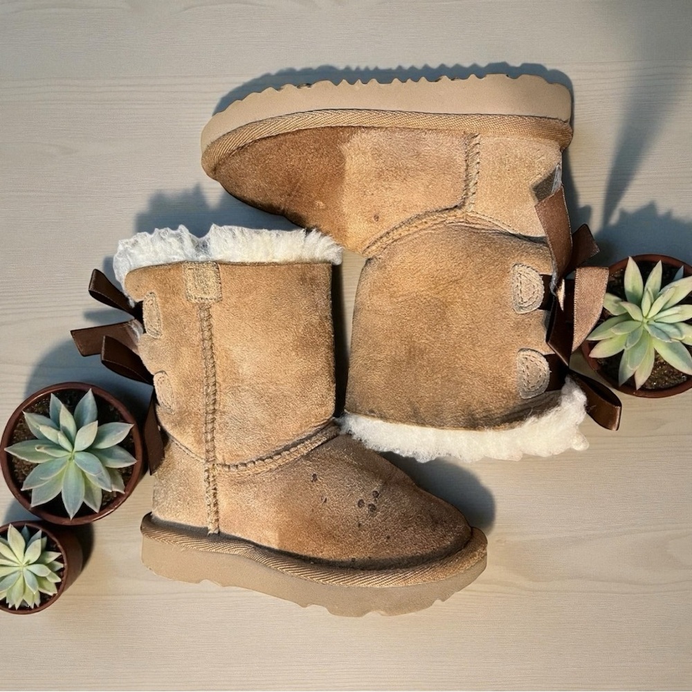 UGG Tan Kids Boots Bailey Bow in Chestnut Size 7